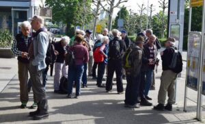 Gruppe am Bahnhof